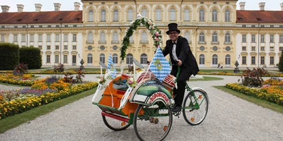 Hochzeitsauto-Vermietung - PLZ 80999 (Deutschland) - Der Klassiker: Indonesische Rikscha mit Fahrer. Frischer Blumenschmuck. - Hochzeitsrikscha München