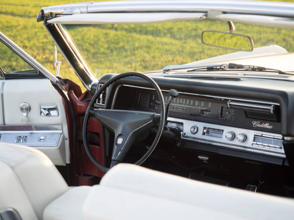 Hochzeitsauto: Innenraum des Cadillac Cabrio - Cadillac Cabrio von Dreamday with Dreamcar - Nürnberg