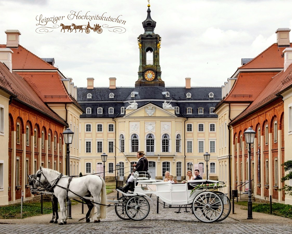 Hochzeitsauto: Weiße Hochzeitskutsche offen am Schloss Hubertusburg in Wermsdorf - Weiße Glaslandauer Hochzeitskutsche von Leipzig-Oldtimer.de - Hochzeitsautos mit Chauffeur