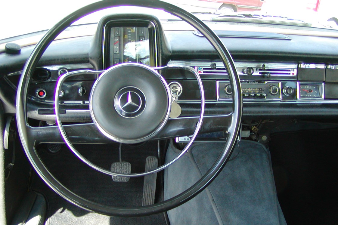 Hochzeitsauto: Mercedes Benz 230 Heckflosse von Classic Roadster München