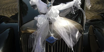 Hochzeitsauto-Vermietung - Marke: andere Marken - Riley mit Hochzeitsschmuck - Riley RMD Carbio
