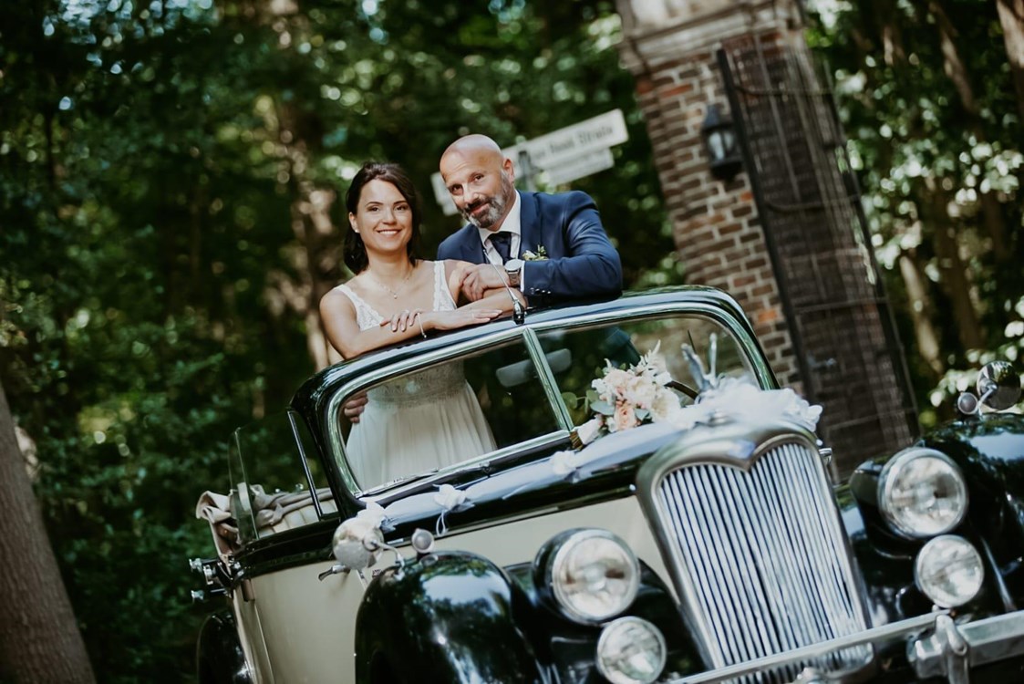 Hochzeitsauto: Brautpaar mit Riley - Riley RMD Carbio