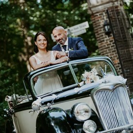 Hochzeitsauto: Brautpaar mit Riley - Riley RMD Carbio