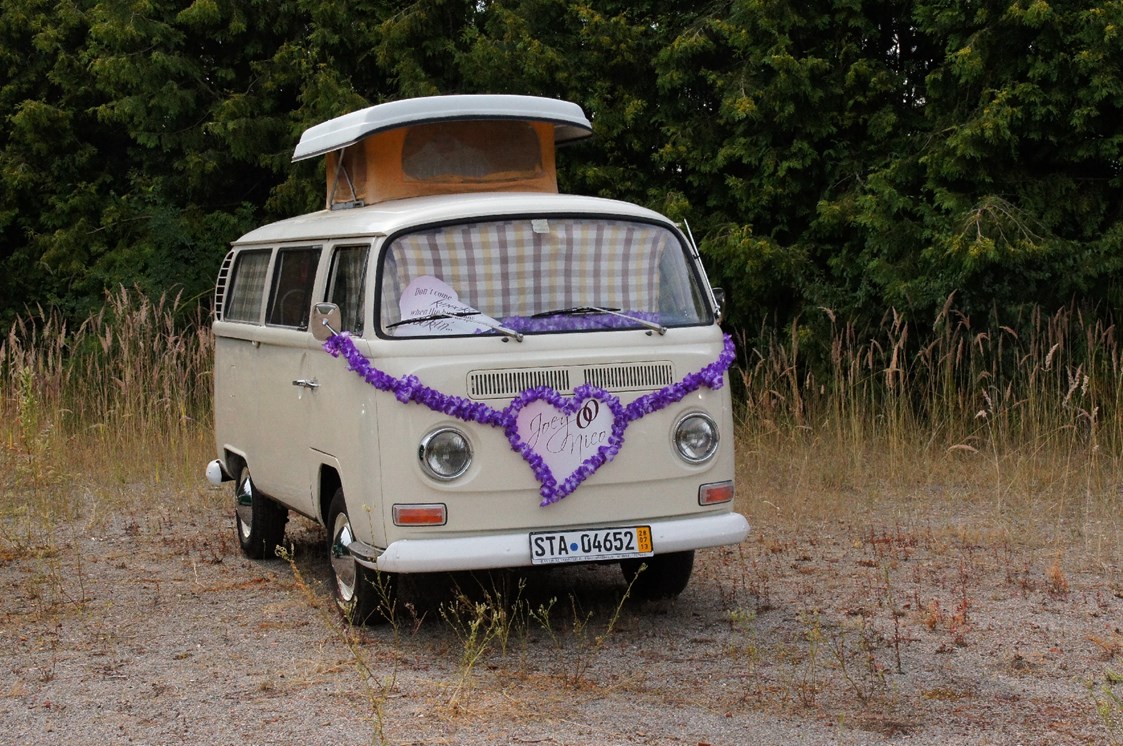 Hochzeitsauto: Unsere Deta als ganz besonders kuschelige Hochzeitssuite  - BULLI "DETA" - mehr Vintage geht nicht. 