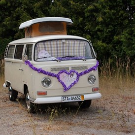Hochzeitsauto: Unsere Deta als ganz besonders kuschelige Hochzeitssuite  - BULLI "DETA" - mehr Vintage geht nicht. 