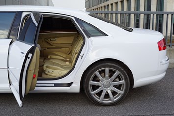 Hochzeitsauto: weißer Audi A8 Stretch
