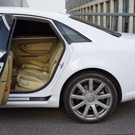 Hochzeitsauto: weißer Audi A8 Stretch