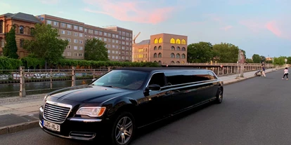 Hochzeitsauto-Vermietung - PLZ 10245 (Deutschland) - schwarze CHRYSLER 300 c Stretchlimousine