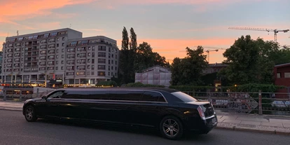 Hochzeitsauto-Vermietung - PLZ 10245 (Deutschland) - schwarze CHRYSLER 300 c Stretchlimousine