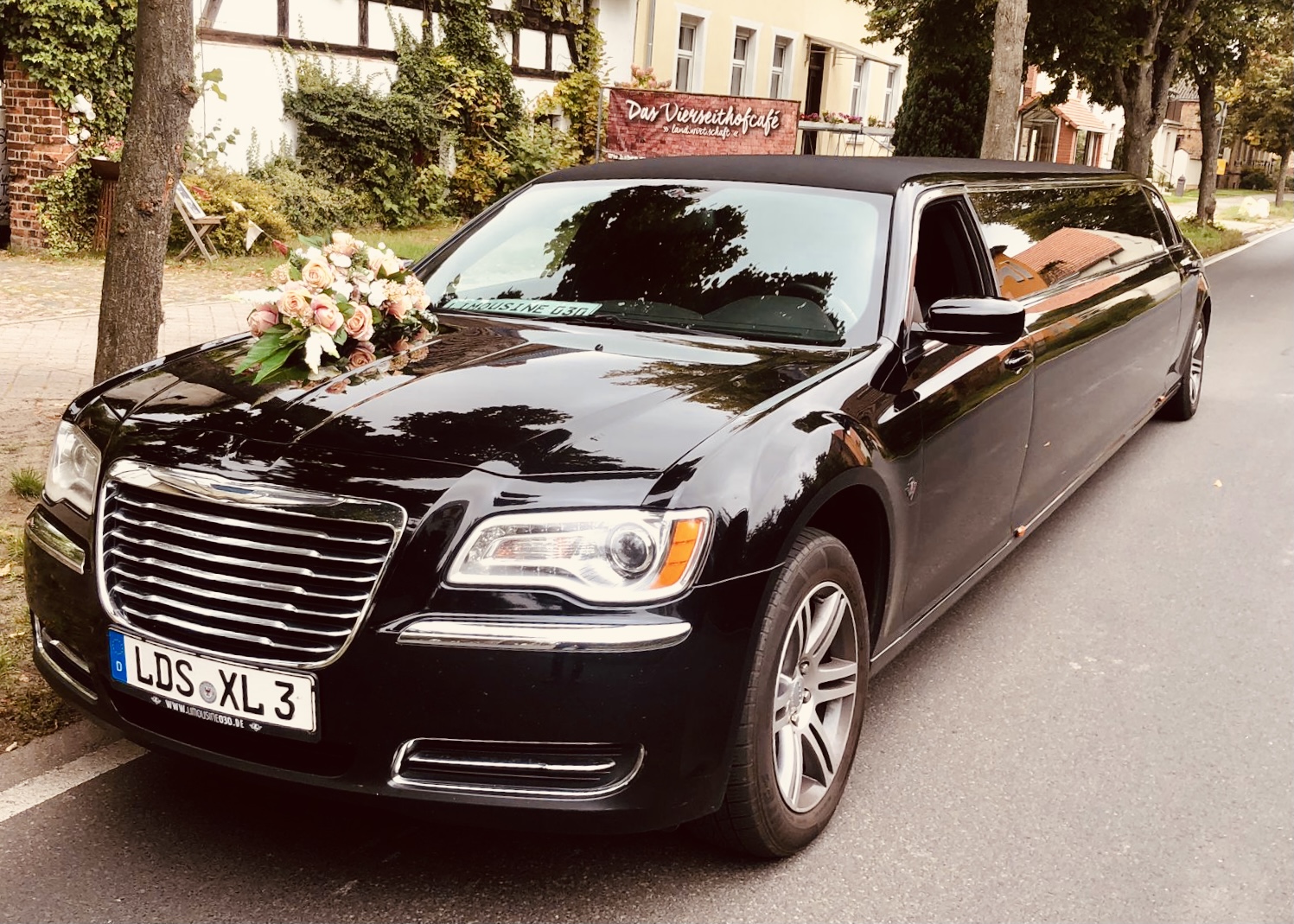 Hochzeitsauto: schwarze CHRYSLER 300 c Stretchlimousine