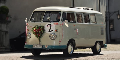 Hochzeitsauto-Vermietung - Marke: Volkswagen - Frieswil - VW T1 mit Blumenschmuck in Altstadt - VW-Busse T1 & T2, Photobus, Hochzeitsauto (vwbusbern.ch)