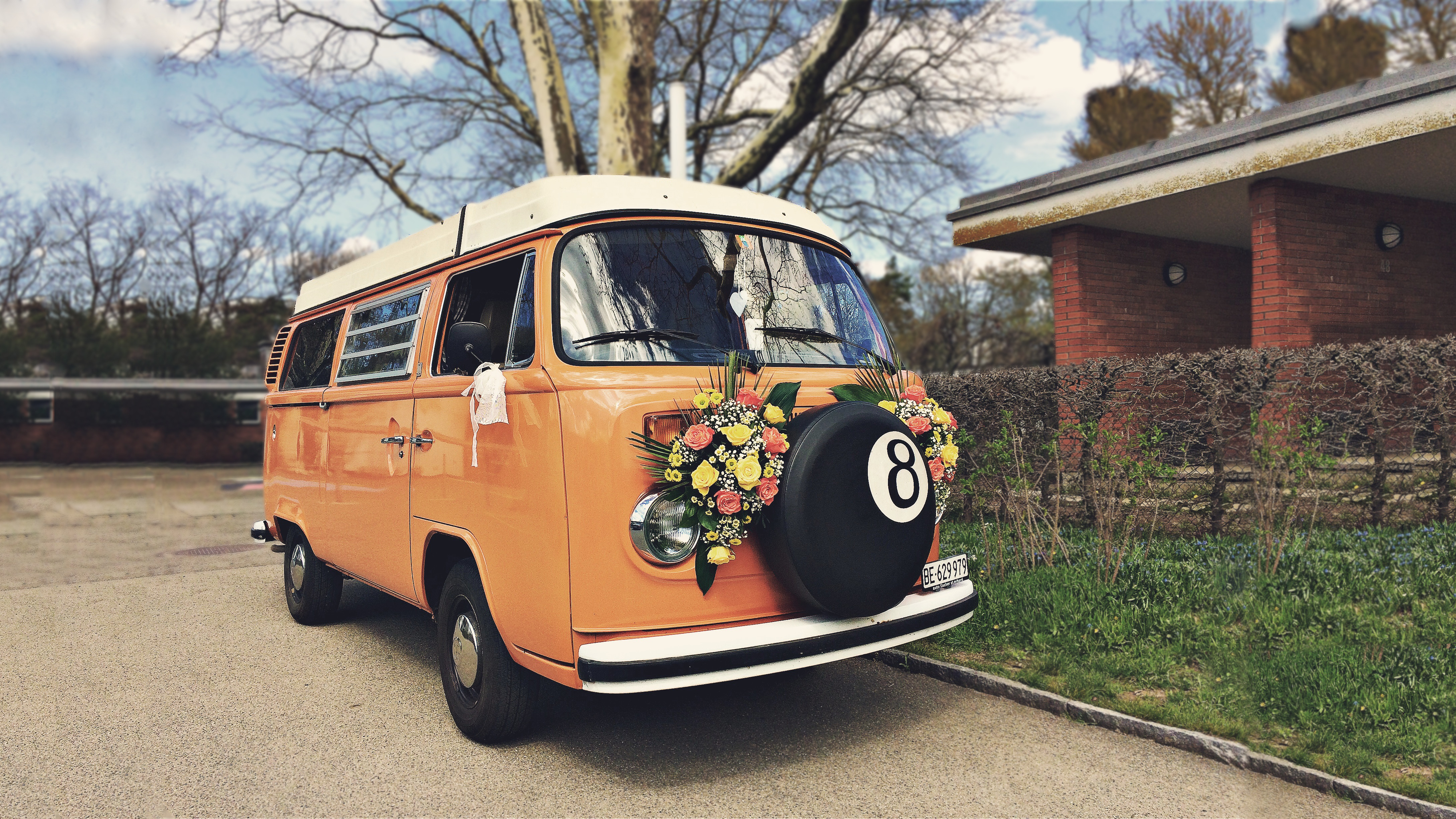 Hochzeitsauto: VW T2 mit Blumenschmuck - VW-Busse T1 & T2, Photobus, Hochzeitsauto (vwbusbern.ch)