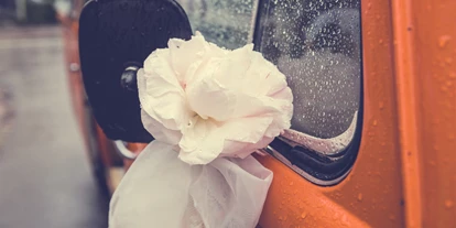 Hochzeitsauto-Vermietung - Marke: Volkswagen - Frieswil - Blumen am Rückspiegel VW T2 - VW-Busse T1 & T2, Photobus, Hochzeitsauto (vwbusbern.ch)