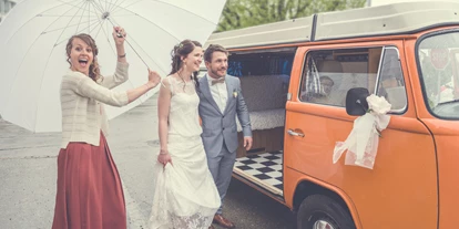 Hochzeitsauto-Vermietung - Marke: Volkswagen - Frieswil - Brautpaar steigt in Oldtimer VW-Bus ein - VW-Busse T1 & T2, Photobus, Hochzeitsauto (vwbusbern.ch)