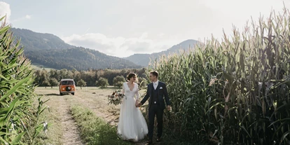 Hochzeitsauto-Vermietung - Marke: Volkswagen - Frieswil - Brautpaar im Maisfeld mit VW-Bus - VW-Busse T1 & T2, Photobus, Hochzeitsauto (vwbusbern.ch)