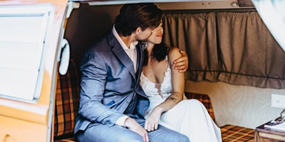 Hochzeitsauto-Vermietung - Marke: Volkswagen - Frieswil - Hochzeitspaar im VW-Bus Innenansicht - VW-Busse T1 & T2, Photobus, Hochzeitsauto (vwbusbern.ch)