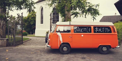 Hochzeitsauto-Vermietung - Marke: Volkswagen - Frieswil - Hochzeitsauto VW T2 wartet vor Kirche - VW-Busse T1 & T2, Photobus, Hochzeitsauto (vwbusbern.ch)
