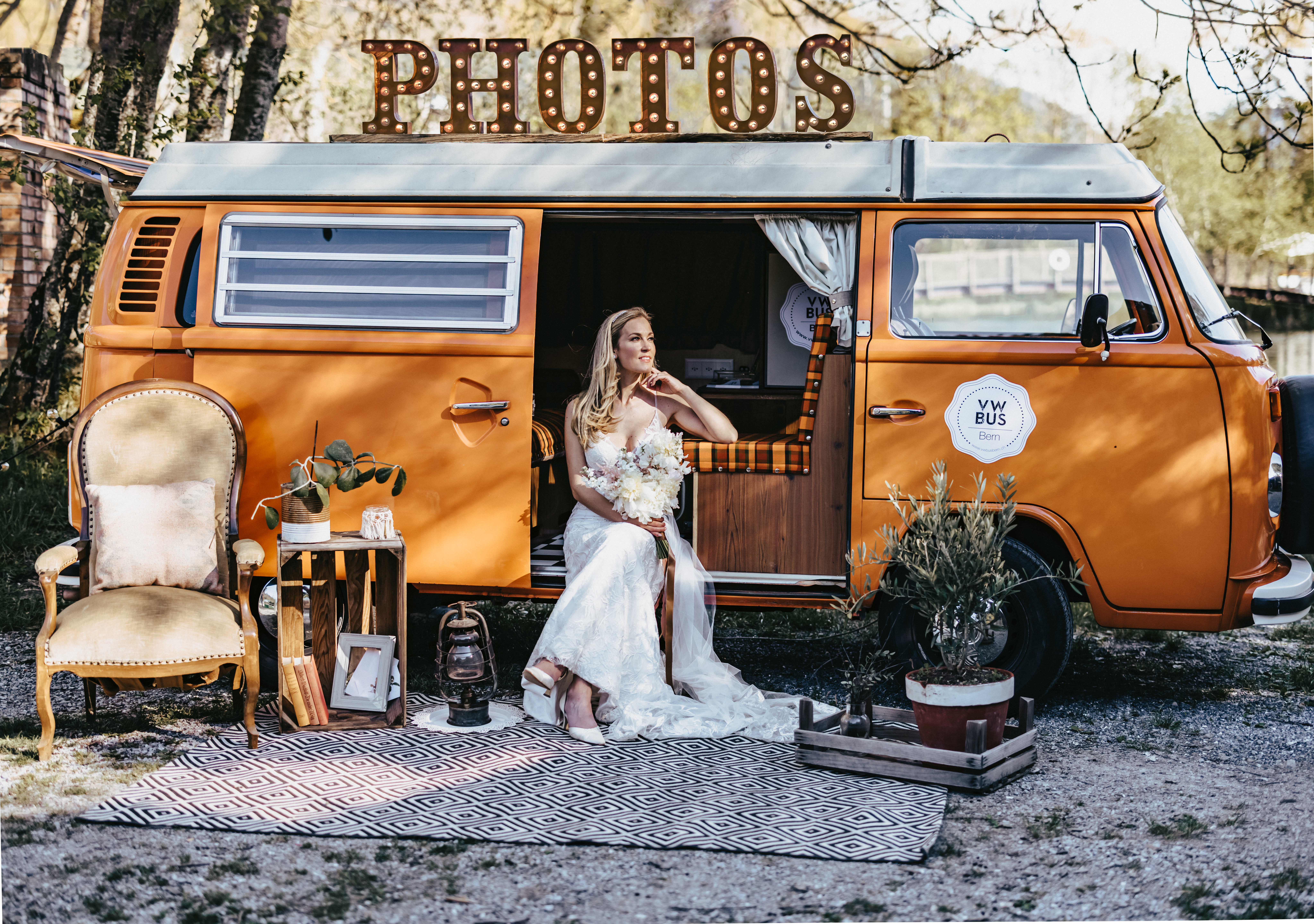 Hochzeitsauto-Vermietung - Marke: Volkswagen - Bern - Braut mit aufwändig dekoriertem Photobus - VW-Busse T1 & T2, Photobus, Hochzeitsauto (vwbusbern.ch)