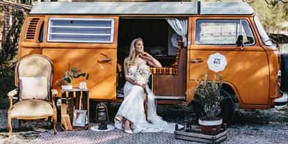 Hochzeitsauto-Vermietung - Marke: Volkswagen - Frieswil - Braut mit aufwändig dekoriertem Photobus - VW-Busse T1 & T2, Photobus, Hochzeitsauto (vwbusbern.ch)