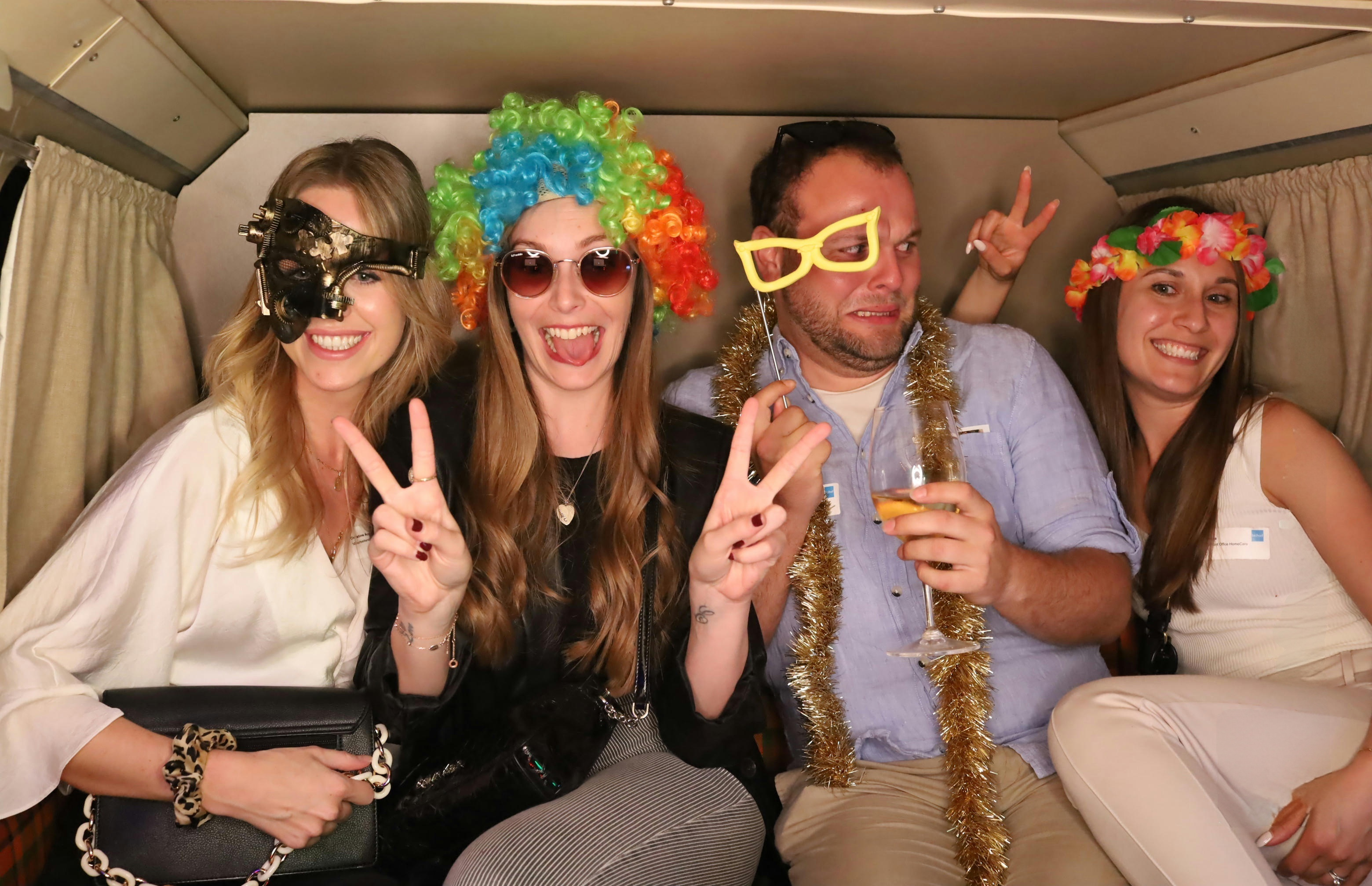 Hochzeitsauto: Junge Partygänger im Fotobus - VW-Busse T1 & T2, Photobus, Hochzeitsauto (vwbusbern.ch)