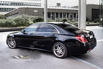Hochzeitsauto: Mercedes Benz S350 L vom Chauffeurservice-Dortmund Seitenansicht und Hinten - Mercedes Benz S-Klasse S350 L 