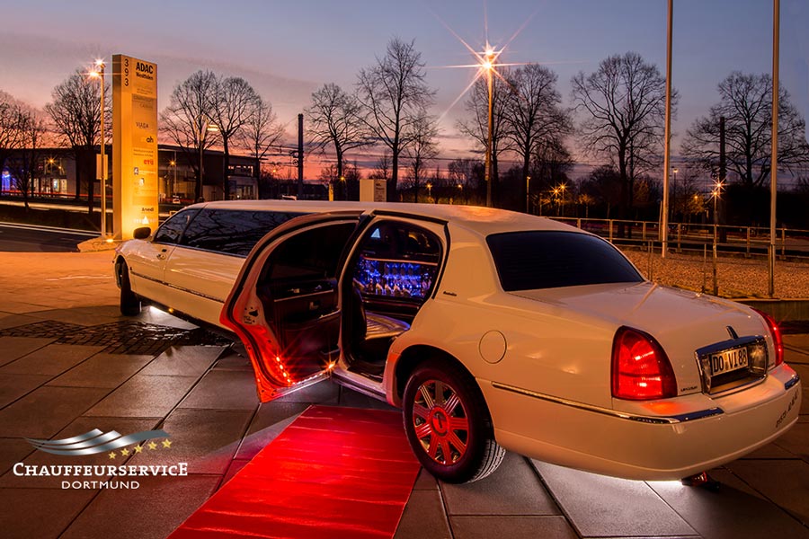 Hochzeitsauto-Vermietung - Einzugsgebiet: national - Halver - Stretchlimousine Lincoln Towncar Einstieg - Strechtlimousine Lincoln Towncar 2007