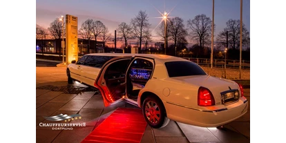 Hochzeitsauto-Vermietung - Chauffeur: nur mit Chauffeur - Gelsenkirchen - Stretchlimousine Lincoln Towncar Einstieg - Strechtlimousine Lincoln Towncar 2007