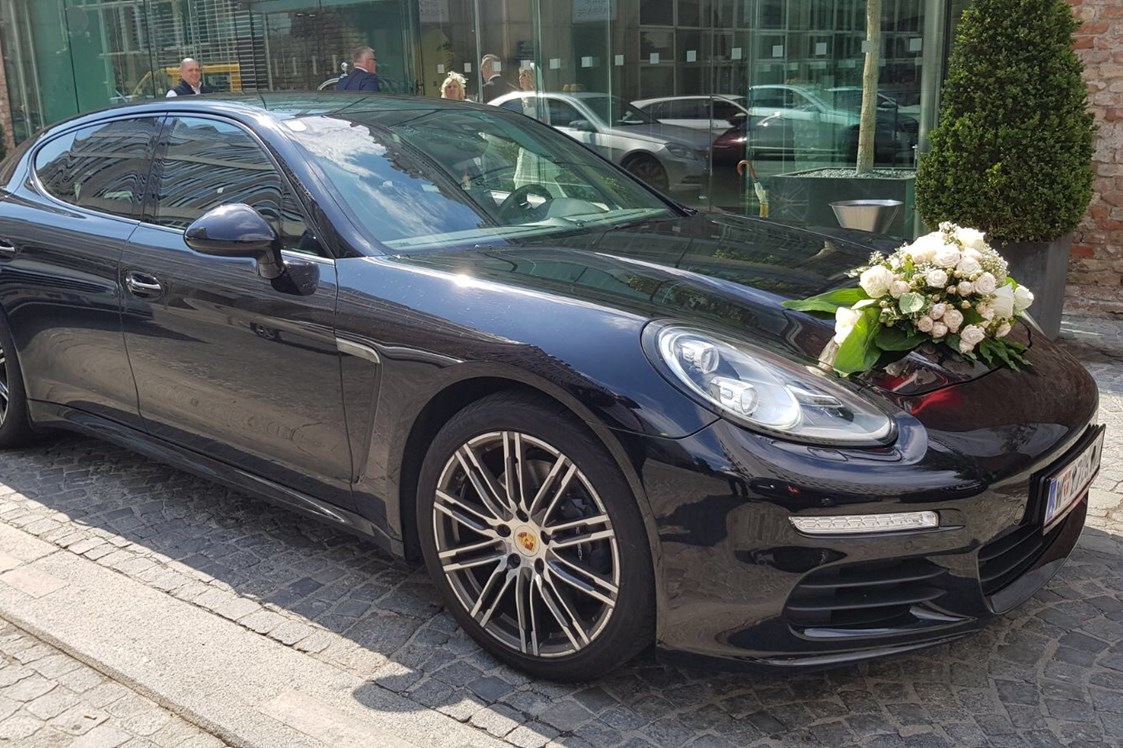 Hochzeitsauto: Porsche Panamera Limousine mieten zum Hochzeit, Flughafentransfer. - E&M Stretchlimousine mieten Wien