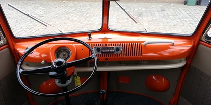 Hochzeitsauto-Vermietung - Einzugsgebiet: national - Wien-Stadt - VW Bulli Fenster Bus T1 Baujahr 1966, 9 Sitze, Cockpit - VW Fenster Bus T1 Bulli von Dr. Georg Schratzenthaller