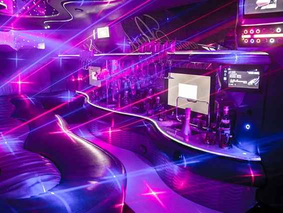 Hochzeitsauto: Innenraum mit Nebel und Laser - Stretchlimousine Galaxy