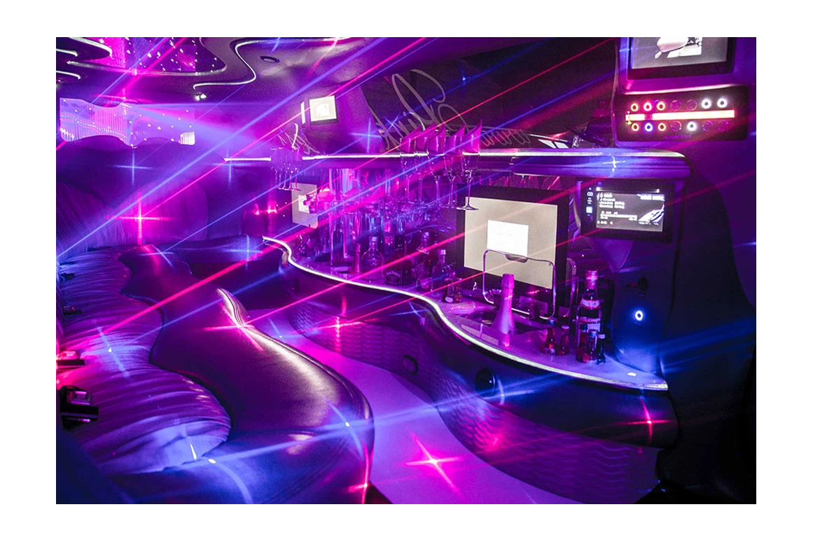 Hochzeitsauto: Innenraum mit Nebel und Laser - Stretchlimousine Galaxy
