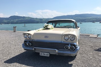 Hochzeitsauto: Chevrolet mit Blumenschmuck  - Chevy