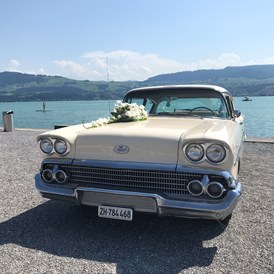 Hochzeitsauto: Chevrolet mit Blumenschmuck  - Chevy