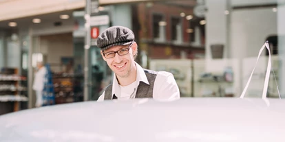 Hochzeitsauto-Vermietung - Marke: Mercedes Benz - Rheinland-Pfalz - Hochzeitsoldtimer Paule Ponton Chauffeur Daniel Koch aus Neuwied. Hier in Andernach, Foto: Ingo Hilger - Hochzeits-Oldtimer Paule Ponton - Mercedes-Benz Ponton 220S, 1958, Hochzeits-Oldtimer aus Neuwied Koblenz