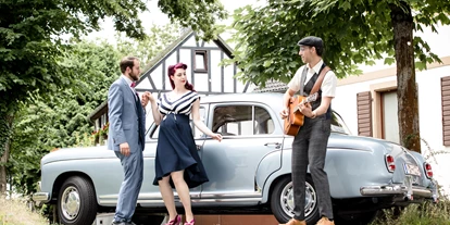 Hochzeitsauto-Vermietung - Marke: Mercedes Benz - Rheinland-Pfalz - www.paule-ponton.de
Mercedes-Benz 220S aus dem Jahre 1958
° Hochzeitsfahrten
° Erlebnisfahrten
° Foto, Film, Events
° Der Chauffeur mit Gesang & Gitarre
Standort: 56564 Neuwied - Hochzeits-Oldtimer Paule Ponton - Mercedes-Benz Ponton 220S, 1958, Hochzeits-Oldtimer aus Neuwied Koblenz