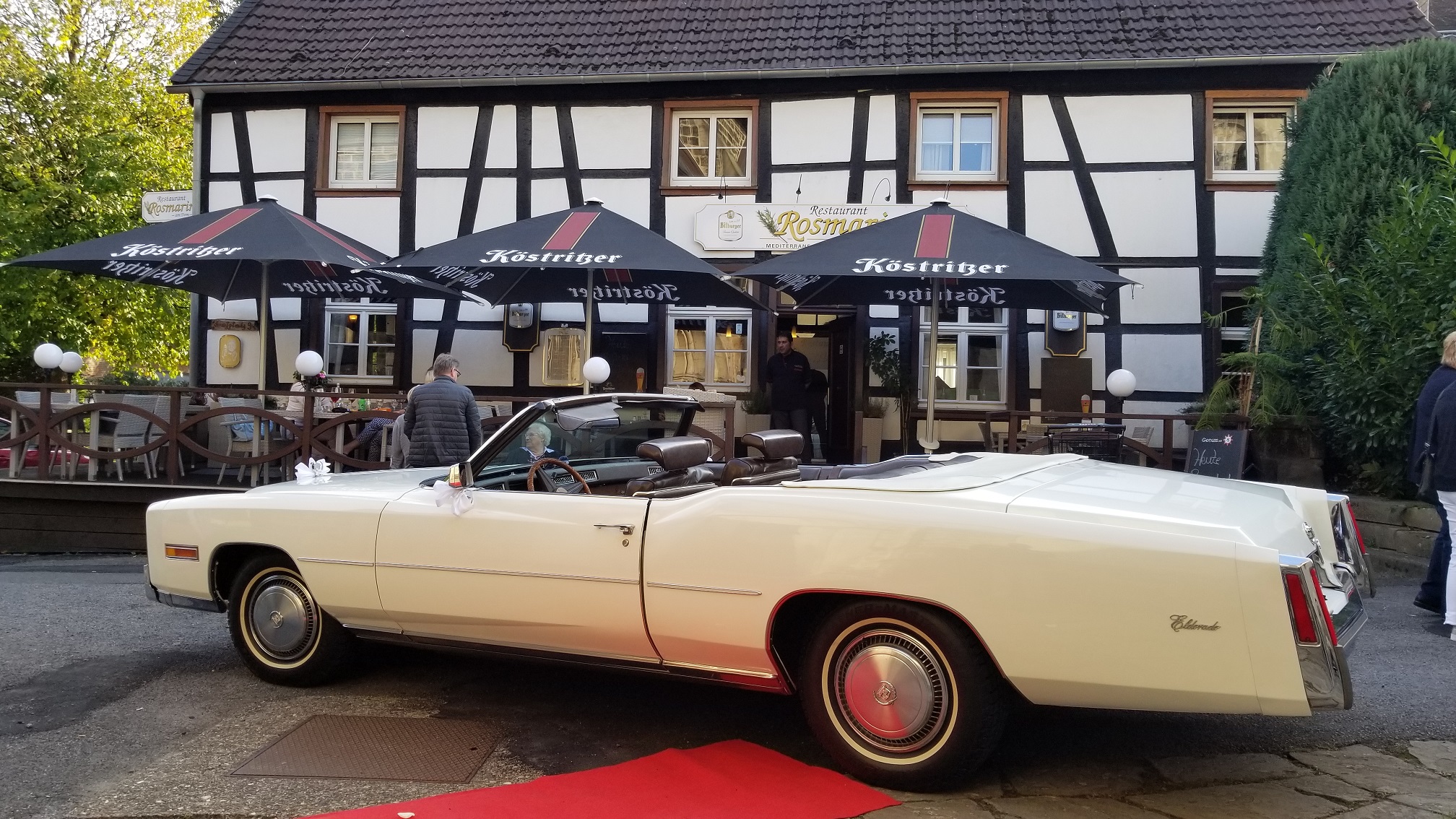 Hochzeitsauto-Vermietung - Einzugsgebiet: national - Halver - Cadillac Eldorado 1975 Seitenansicht + Roter Teppich - Cadillac Eldorado Convertible 1975