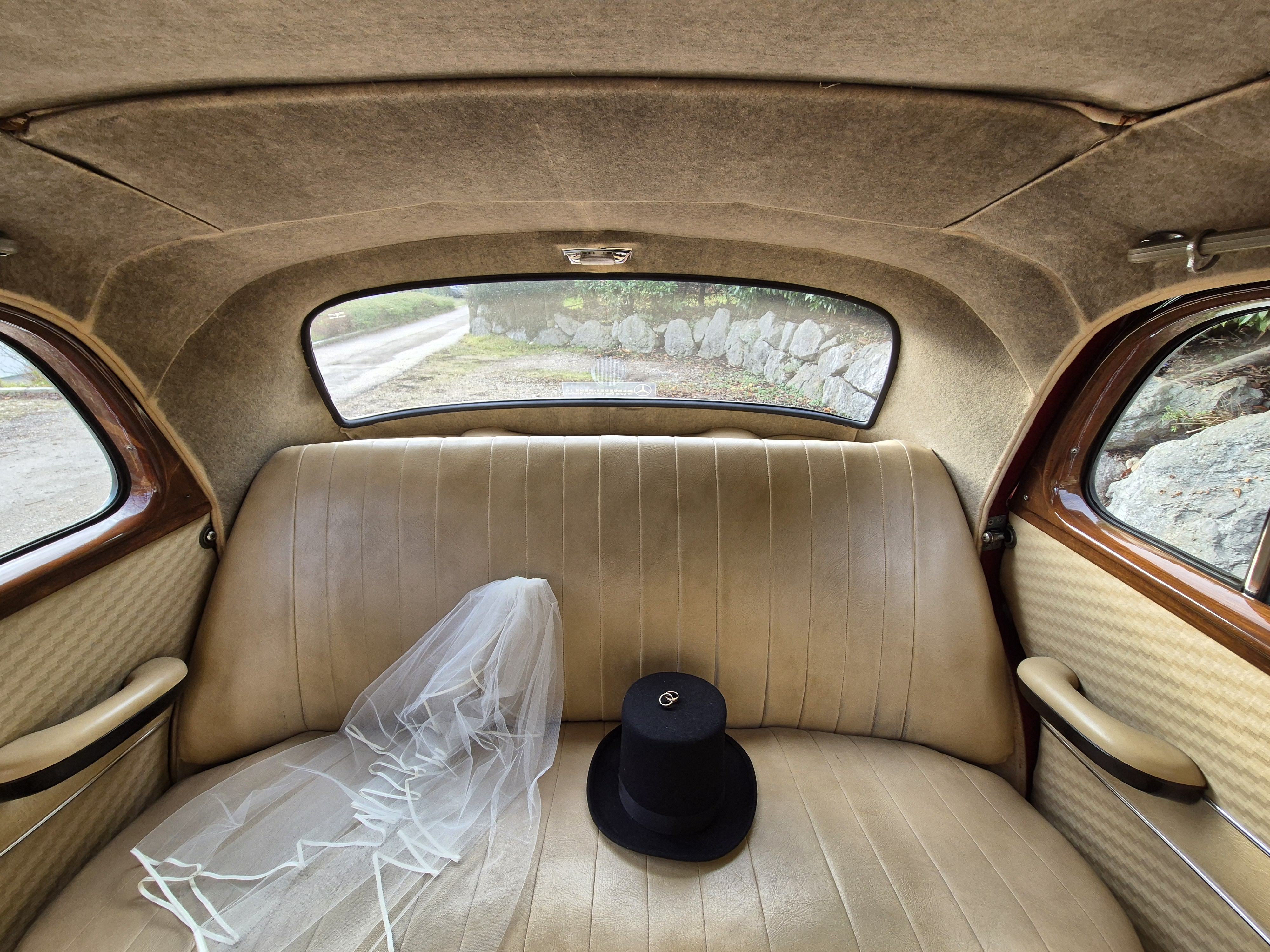 Hochzeitsauto: Schönes Interieur mehr Infos auf www.hochzeitsoldtimer.at - Mercedes Benz O 321 H & O 321 HL von Messinger Reisen