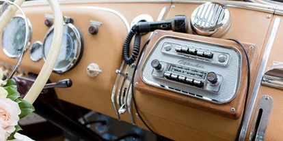 Hochzeitsauto-Vermietung - Farbe: Gelb - Oberösterreich - Original Blaupunkt Radio spielt auch moderne MP3s. Foto © nenadiana.com - Mercedes Benz O 321 H & O 321 HL von Messinger Reisen