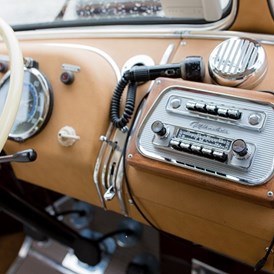 Hochzeitsauto: Original Blaupunkt Radio spielt auch moderne MP3s. Foto © nenadiana.com - Mercedes Benz O 321 H & O 321 HL von Messinger Reisen