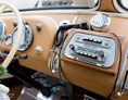 Hochzeitsauto: Original Blaupunkt Radio spielt auch moderne MP3s. Foto © nenadiana.com - Mercedes Benz O 321 H & O 321 HL von Messinger Reisen