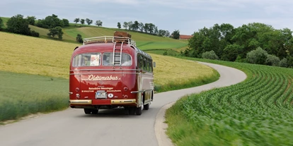 Hochzeitsauto-Vermietung - Farbe: Gelb - Oberösterreich - Die Landschaft bereisen. Foto © justmarried.cc - Mercedes Benz O 321 H & O 321 HL von Messinger Reisen