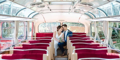 Hochzeitsauto-Vermietung - Farbe: Gelb - Oberösterreich - Innenansicht des rot-elfenbeinfarbenem Oldtimers. 
Foto © Julia Plöchl Photography - Mercedes Benz O 321 H & O 321 HL von Messinger Reisen