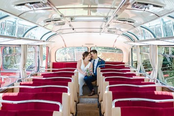 Hochzeitsauto: Innenansicht des rot-elfenbeinfarbenem Oldtimers. 
Foto © Julia Plöchl Photography - Mercedes Benz O 321 H & O 321 HL von Messinger Reisen