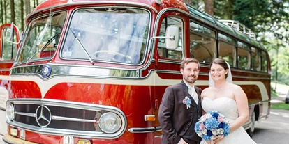 Hochzeitsauto-Vermietung - Farbe: Gelb - Oberösterreich - Brautpaar mit Oldtimerbus. 
Foto © nenadiana.com - Mercedes Benz O 321 H & O 321 HL von Messinger Reisen