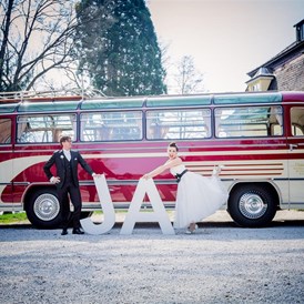 Hochzeitsauto: Brautpaar mit JA Buchstaben - tolles Fotomotiv 
© Karin Ahamer Photography - Mercedes Benz O 321 H & O 321 HL von Messinger Reisen