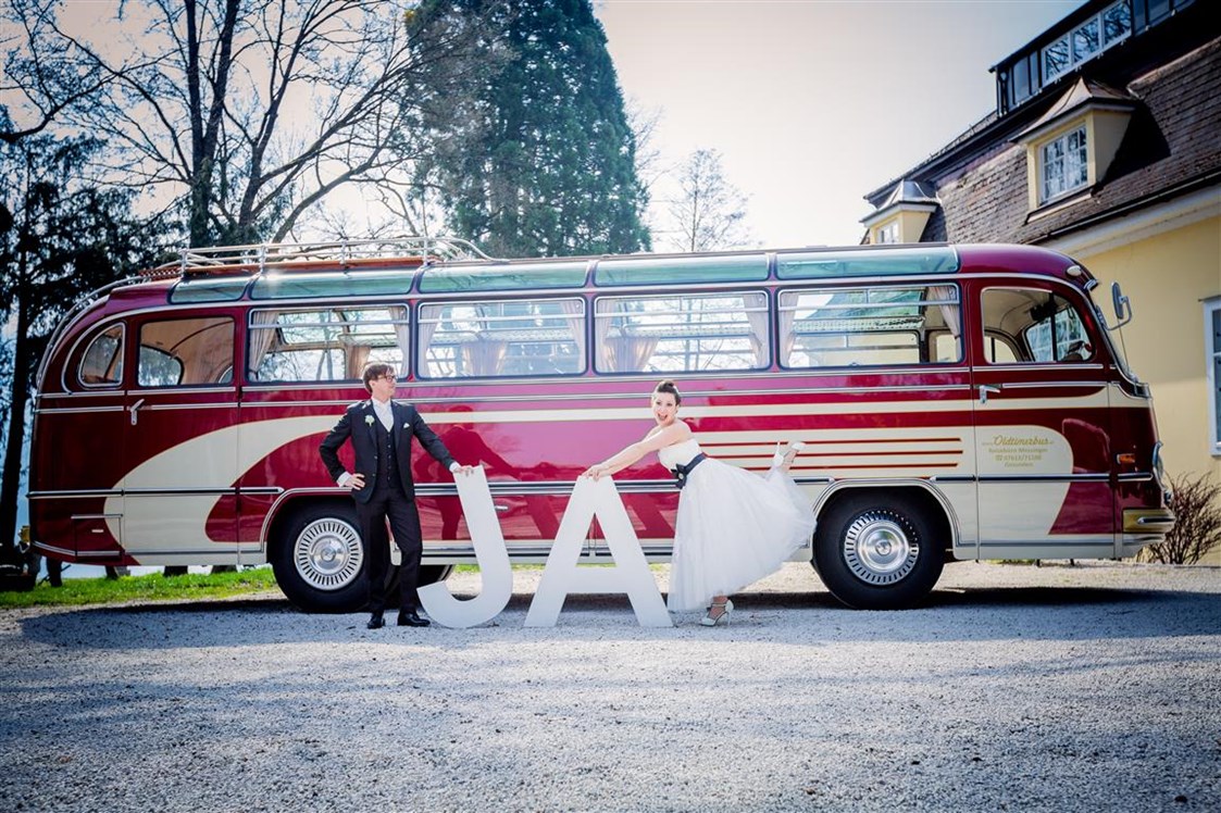 Hochzeitsauto: Brautpaar mit JA Buchstaben - tolles Fotomotiv 
© Karin Ahamer Photography - Mercedes Benz O 321 H & O 321 HL von Messinger Reisen