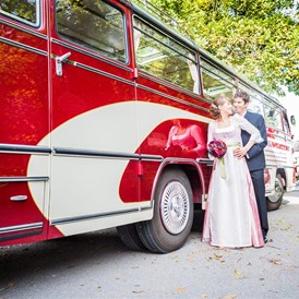 Hochzeitsauto: total passend für Trachtenhochzeiten 
© Karin Ahamer Photography - Mercedes Benz O 321 H & O 321 HL von Messinger Reisen