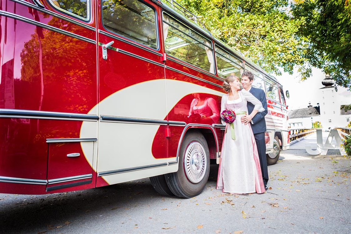 Hochzeitsauto: total passend für Trachtenhochzeiten 
© Karin Ahamer Photography - Mercedes Benz O 321 H & O 321 HL von Messinger Reisen