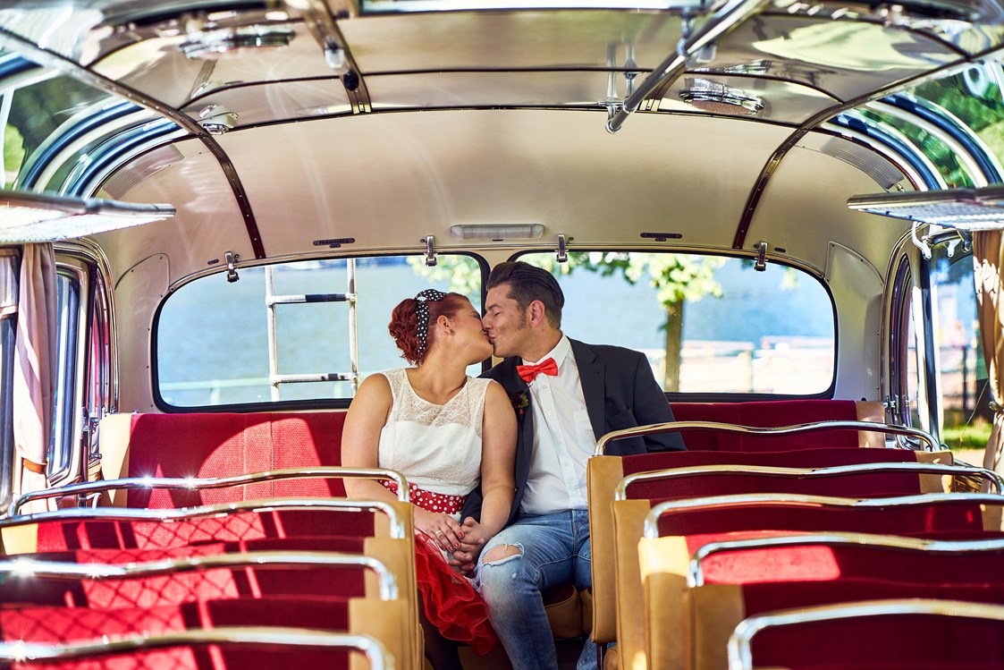Hochzeitsauto: Brautpaar im Rockabilly Style 
© Zopf Photography - Mercedes Benz O 321 H & O 321 HL von Messinger Reisen