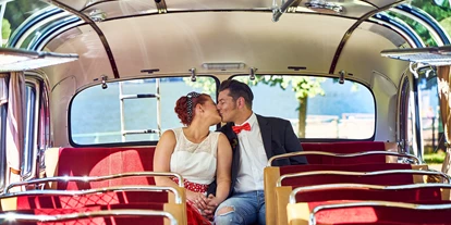 Hochzeitsauto-Vermietung - Farbe: Gelb - Oberösterreich - Brautpaar im Rockabilly Style 
© Zopf Photography - Mercedes Benz O 321 H & O 321 HL von Messinger Reisen